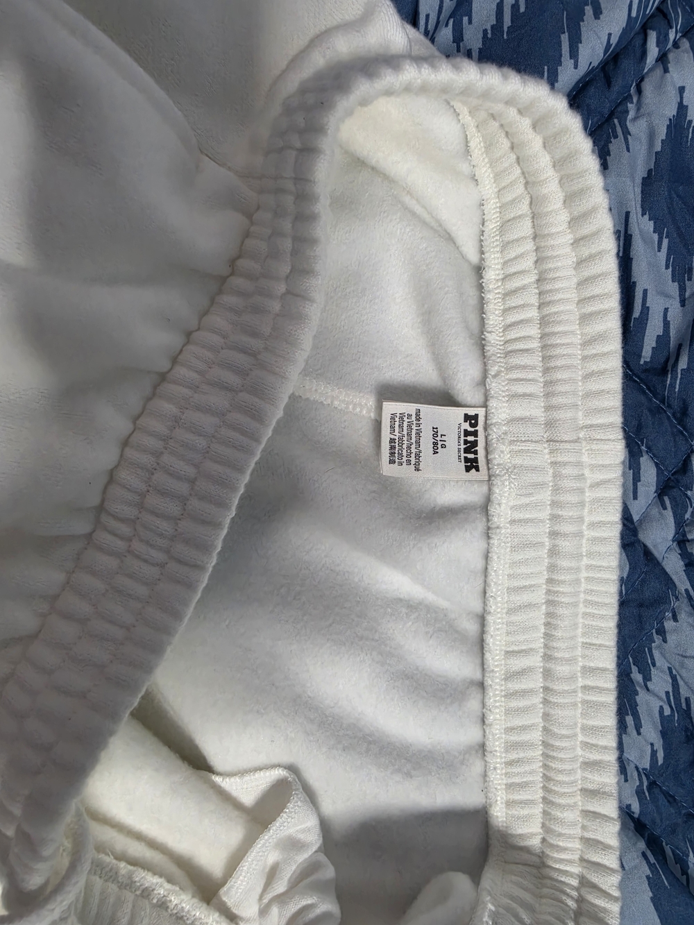 PINK Victoria's Secret White Fleece Lounge Shorts Size L - Picture 3 of 3